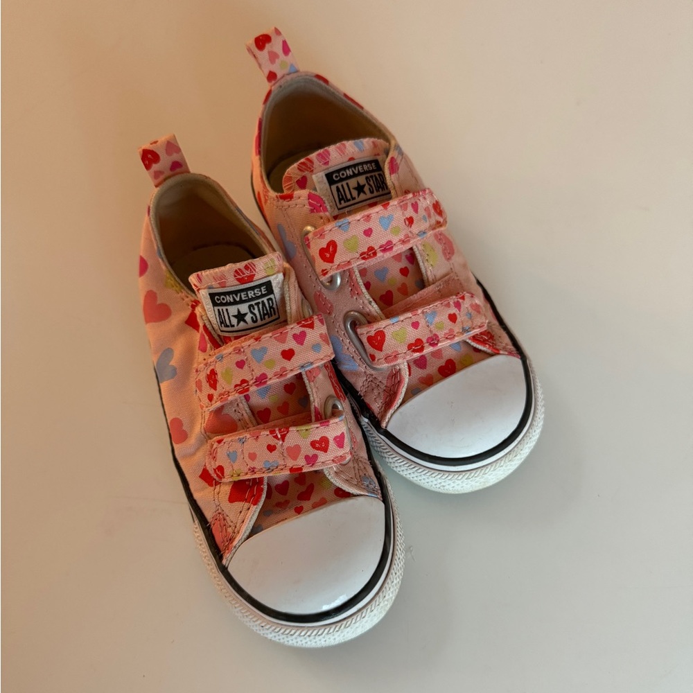 NWOT Converse kids heart sneakers